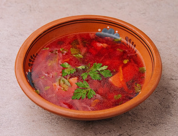 Zuppa di borscht rosso ucraino in una ciotola rustica