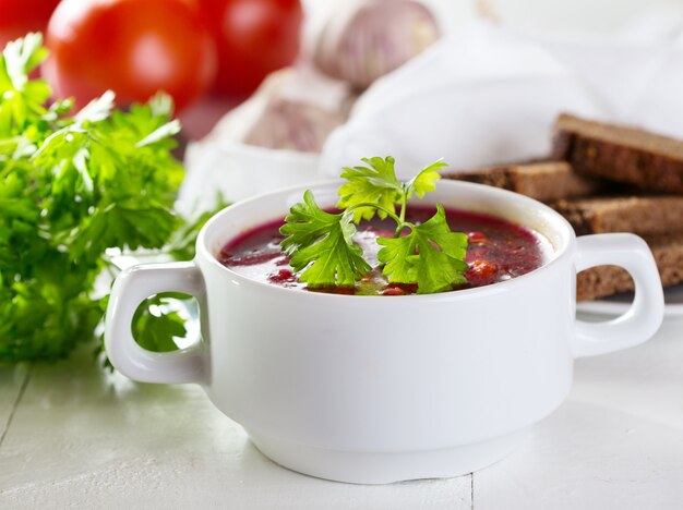 Zuppa di borscht sulla tavola di legno