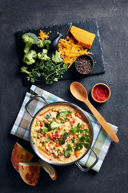 zuppa di broccoli con piselli e verdure