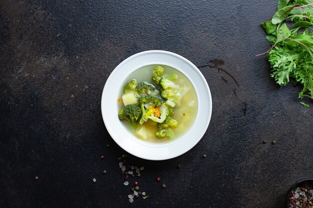 Zuppa di broccoli e verdure porzione di brodo di primo piatto