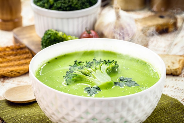 Zuppa di broccoli e verdure verdi, zuppa dietetica cremosa, servita calda