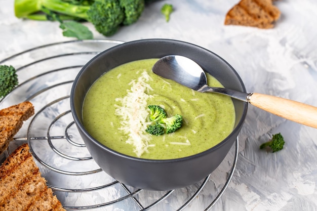 Zuppa di broccoli freschi su una ciotola su sfondo chiaro Formato banner lungo Cibo vegetariano e dietetico