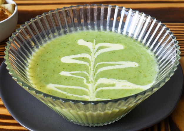 Zuppa di broccoli sulla tavola di legno con vista laterale dei cracker