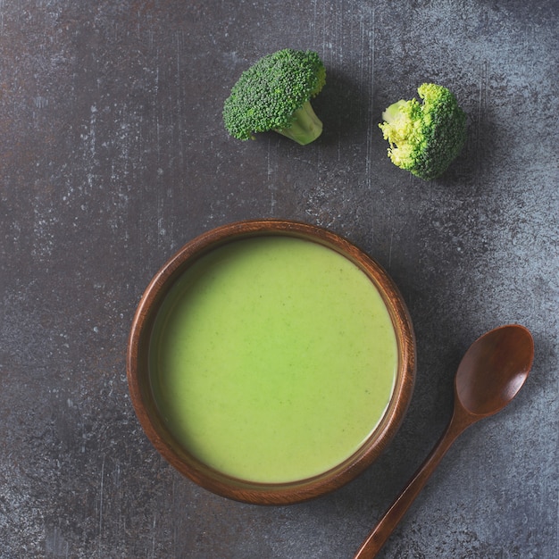 Zuppa di broccoli vegetali verdi su grigio nero, vista dall'alto