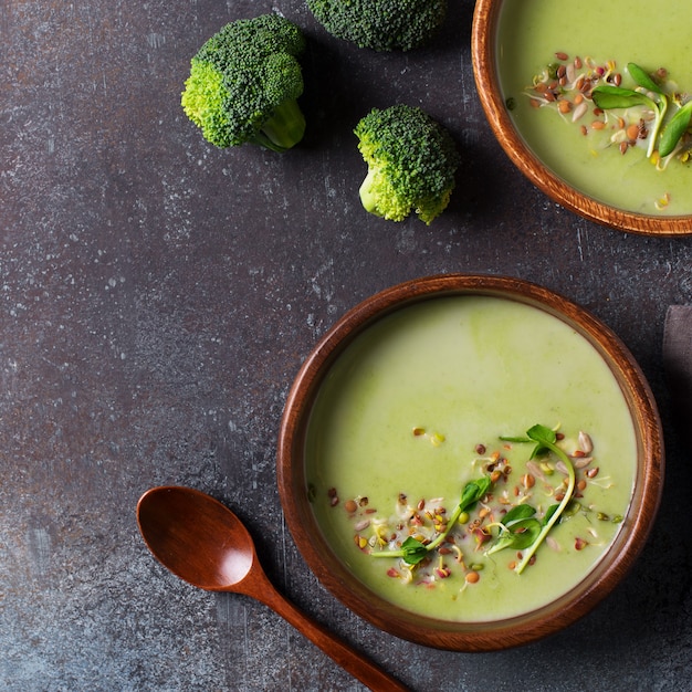 Zuppa di broccoli vegetali verdi su grigio nero, vista dall'alto