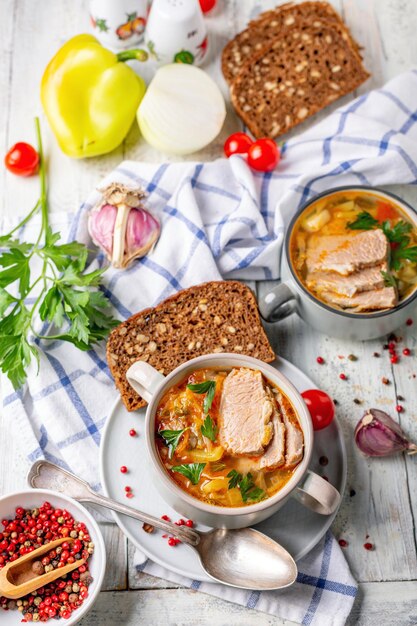 Zuppa di carne con cavolo fresco e verdure