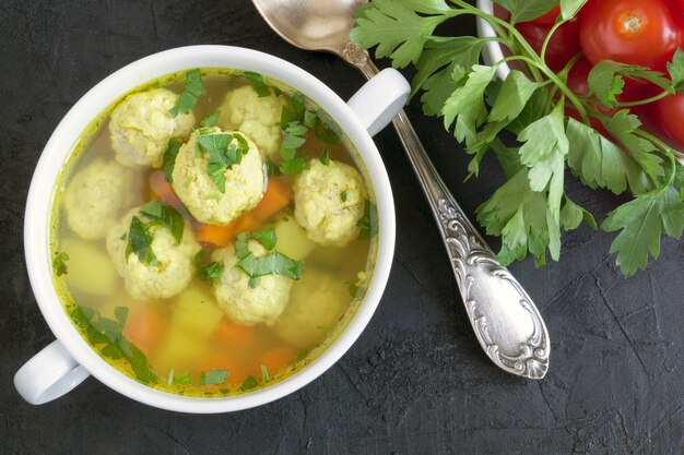 Zuppa di carne con polpette