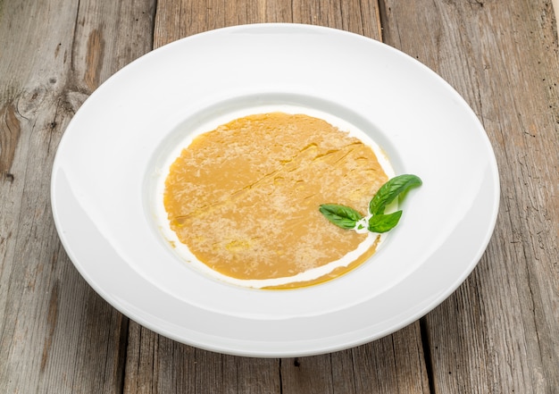 Zuppa di carote al curry con panna ed erbe fresche