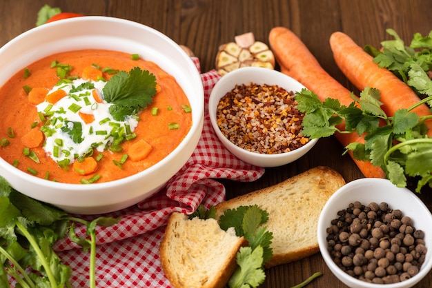 Zuppa di carote fatta in casa a base di ingredienti naturali.