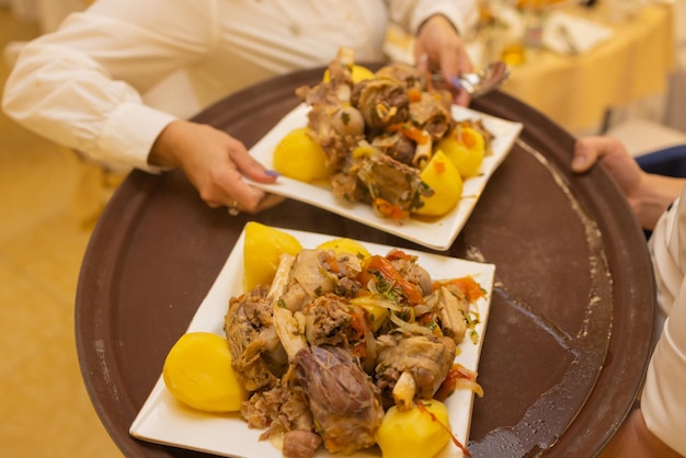 Zuppa di cavolo acida rustica con oca in una ciotola di legno. Piatto tradizionale russo, bielorusso e ucraino.