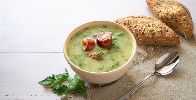 Zuppa di cavolo portoghese chiamata Caldo Verde su tavola bianca