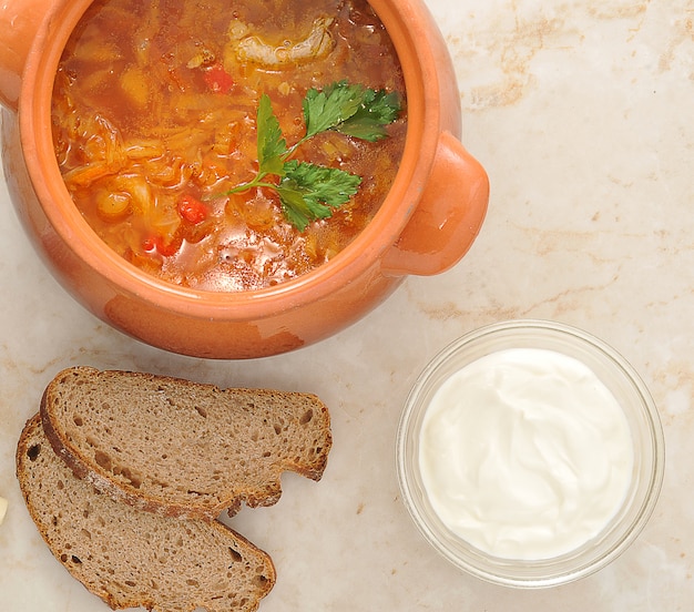 Zuppa di cavolo, salsa e pane