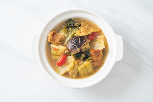 zuppa di cavolo sottaceto bollito e zucca amara - Stile di cibo asiatico, vegano e vegetariano