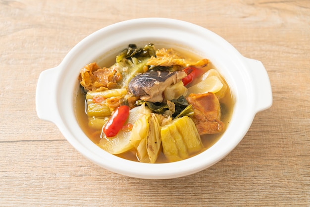 zuppa di cavolo sottaceto bollito e zucca amara - Stile di cibo asiatico, vegano e vegetariano