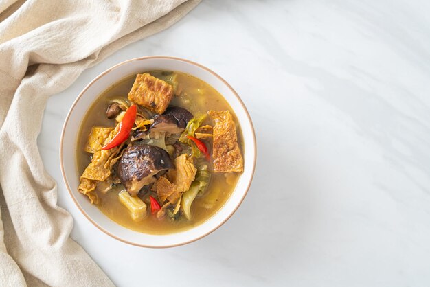 zuppa di cavolo sottaceto bollito e zucca amara - Stile di cibo asiatico, vegano e vegetariano