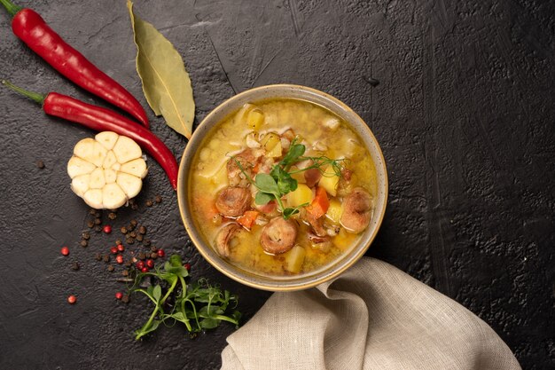 Zuppa di cavolo tradizionale ucraina e bielorussa.