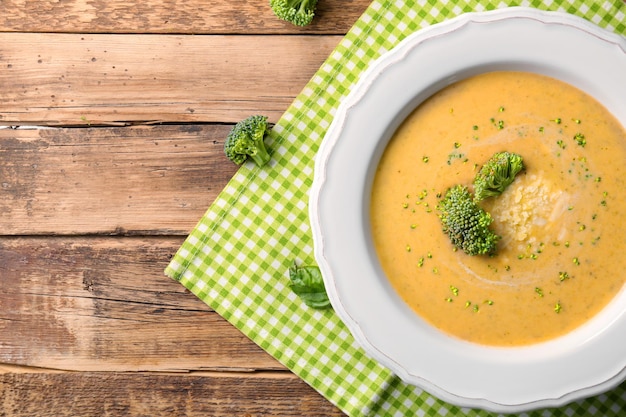 Zuppa di cheddar di broccoli in una ciotola sul tavolo da cucina in legno