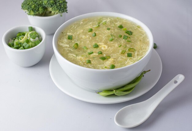 zuppa di chifa orientale e brodo in diverse angolazioni