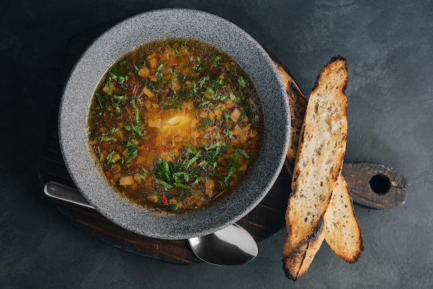 Zuppa di cipolle con vista dall'alto di pane arrosto