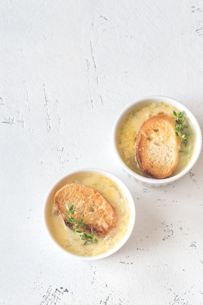 Zuppa di cipolle e due ciotole