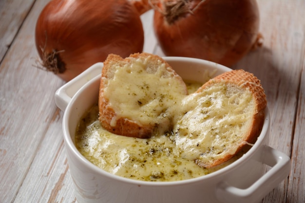 Zuppa di cipolle francese con pane tostato e formaggio cheddar