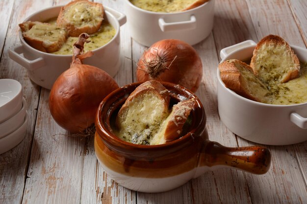 Zuppa di cipolle francese con pane tostato e formaggio cheddar