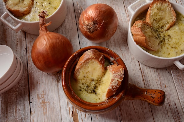 Zuppa di cipolle francese con pane tostato e formaggio cheddar