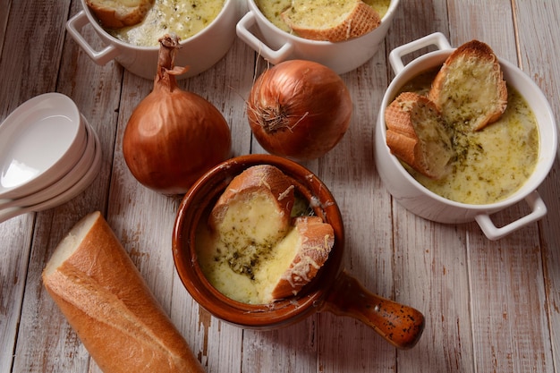 Zuppa di cipolle francese con pane tostato e formaggio cheddar