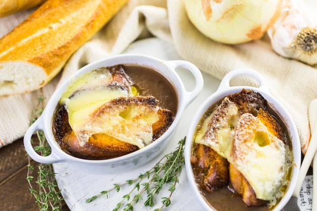 Zuppa di cipolle francese fatta in casa con baguette tostate.