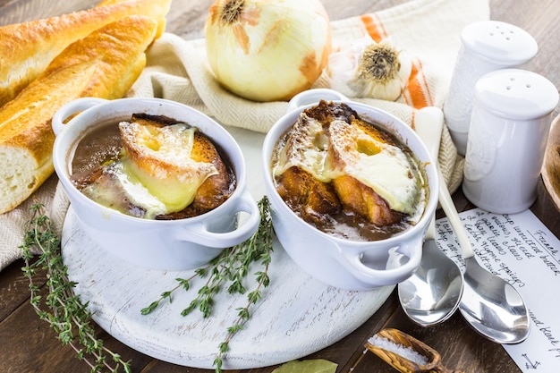 Zuppa di cipolle francese fatta in casa con baguette tostate.