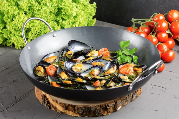 Zuppa di cozze al limone e prezzemolo