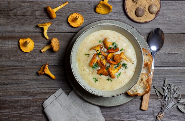 Zuppa di crema con finferli di funghi. Mangiare sano. Cibo vegetariano.