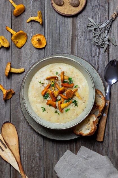 Zuppa di crema con finferli di funghi. Mangiare sano. Cibo vegetariano.