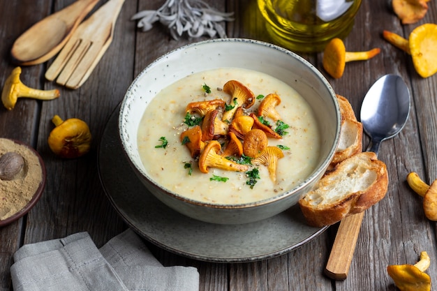 Zuppa di crema con finferli di funghi. Mangiare sano. Cibo vegetariano.