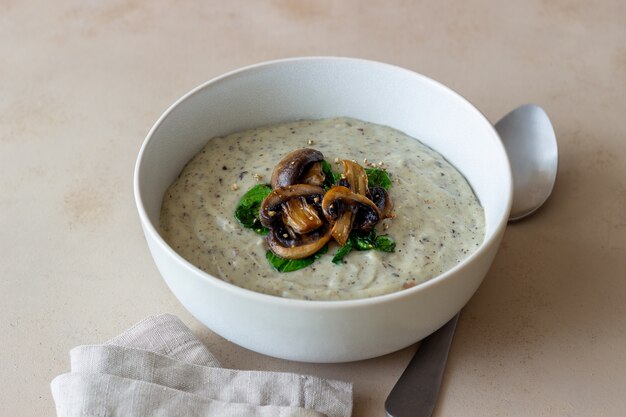 Zuppa di crema con funghi e spinaci