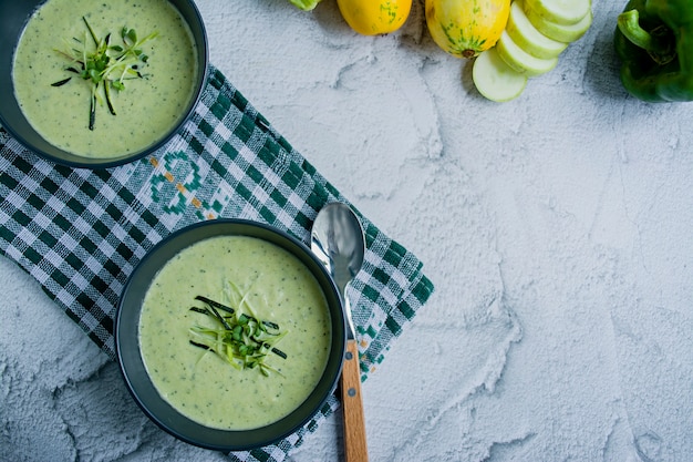 Zuppa di crema con zucchine e basilico e pane grattugiato