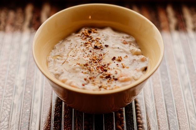 Zuppa di crema densa con funghi e spezie per una dieta sana, servizio di consegna di cibo e concetto di ordine online