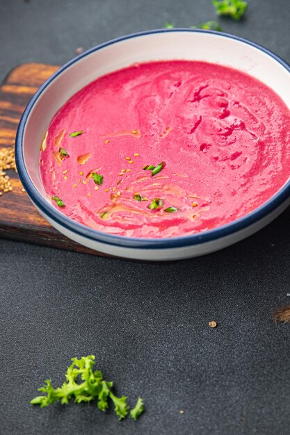 zuppa di crema di barbabietole barbabietole porri patate primo piatto pasto sano cibo spuntino sul tavolo