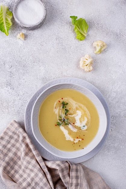 Zuppa di crema di cavolfiore sana e vegana