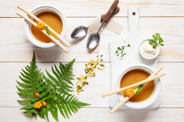 Zuppa di crema di finferli di funghi freschi di bosco con crostini.