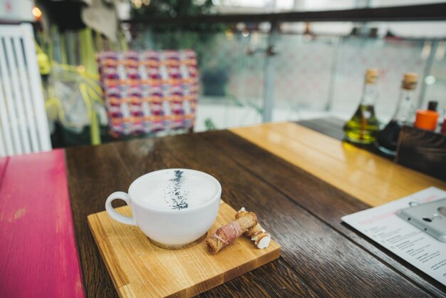 Zuppa di crema di formaggio si chiuda sul tavolo di legno del caffè