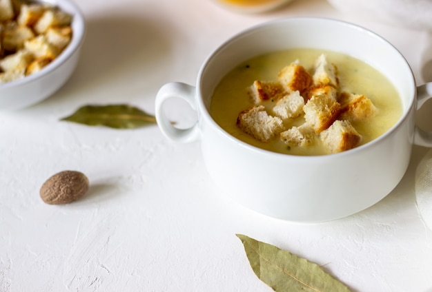 Zuppa di crema di formaggio su bianco