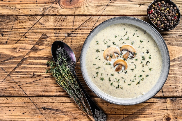 Zuppa di crema di funghi in un piatto