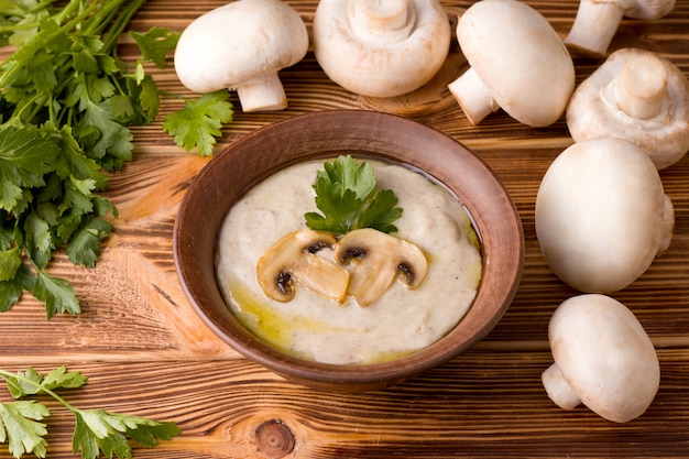 Zuppa di crema di funghi sul tavolo