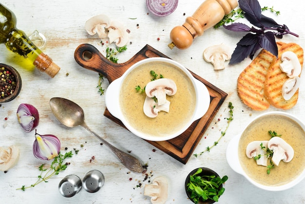 Zuppa di crema di funghi zuppa in una ciotola vista superiore spazio libero per il tuo testo