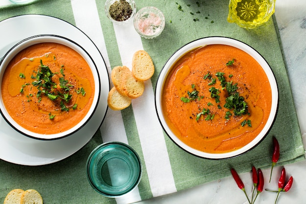Zuppa di crema di lenticchie rosse con pomodori sul tavolo. cibo vegan sano e riscaldante per tutta la famiglia