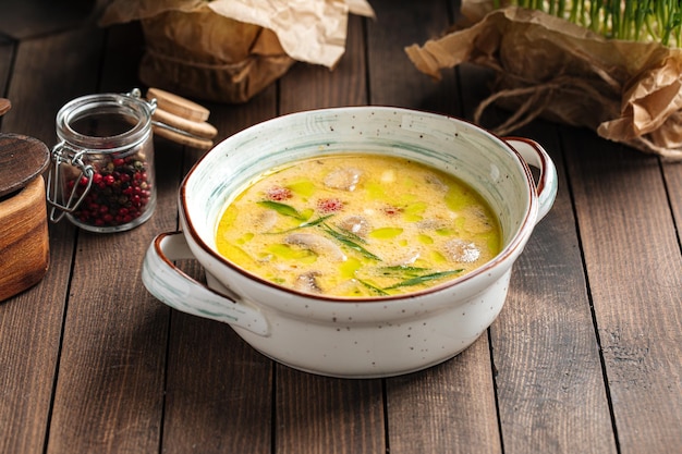 Zuppa di crema di pollo gourmet con erbe su fondo di legno