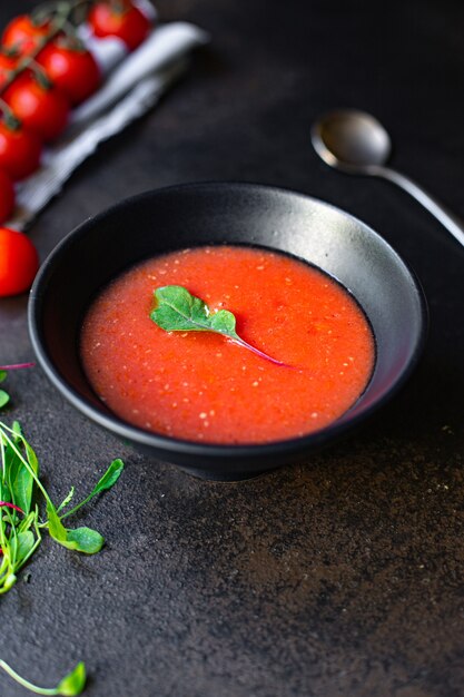 Zuppa di crema di pomodoro con pepe in una ciotola