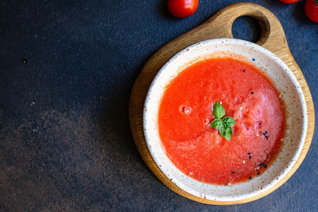 Zuppa di crema di pomodoro con pepe in una ciotola