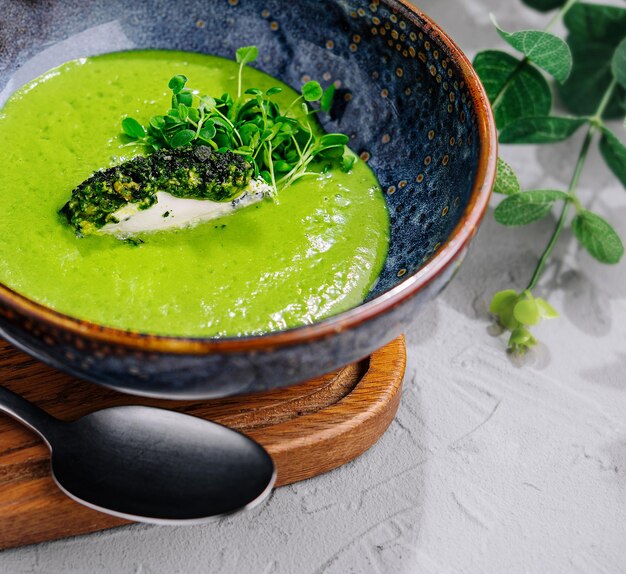 Zuppa di crema di spinaci di broccoli in una ciotola